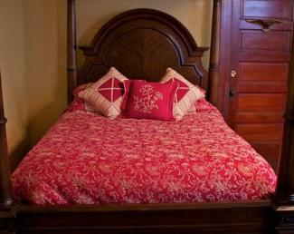 Queen bed, red sheets