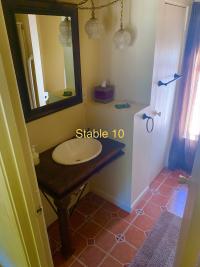 stable 10 Bathroom 