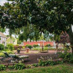 Hummingbird Inn - View of Victorian Garden on property