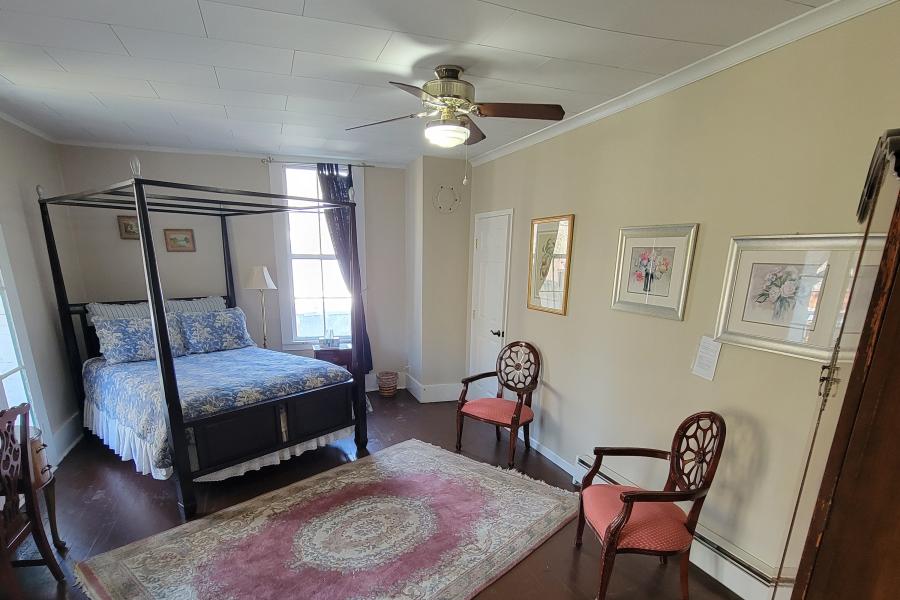 Jim Town Features a beautiful Queen bed, and gorgeous views of the town