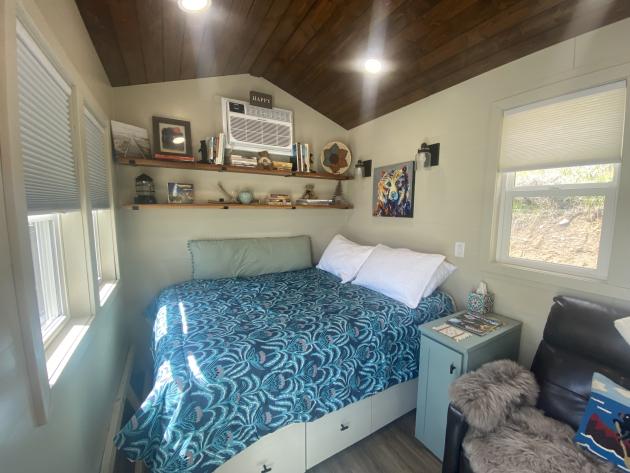 Tiny Cabin with Big Ammenities and Views, Plush queen bed, kitchen, deck